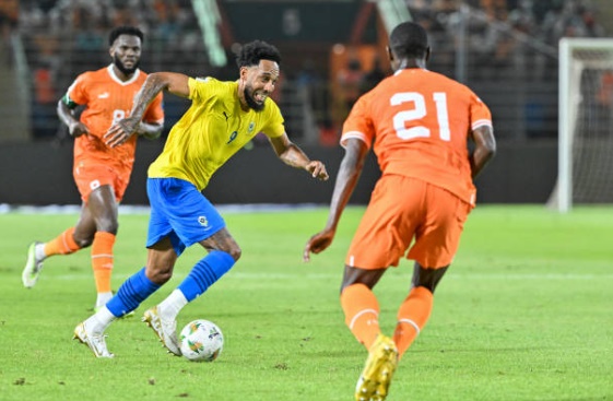 Aubameyang dẫn dắt Gabon lội ngược dòng