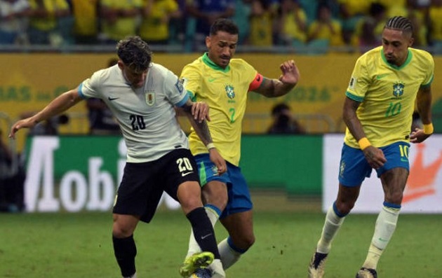 CĐV chê bai bộ đôi tuyển Brazil: “Thật đáng xấu hổ”