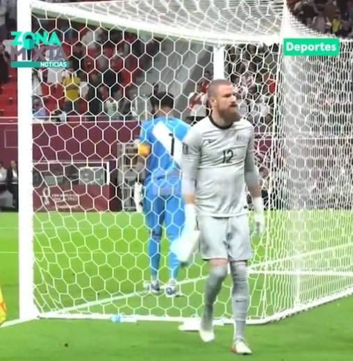 CĐV phẫn nộ với chiêu trò của ‘thủ môn nhảy nhót’