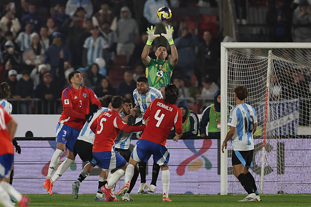 Chile 0-1 Argentina: Người hùng Martinez; Messi tái xuất ấn tượng