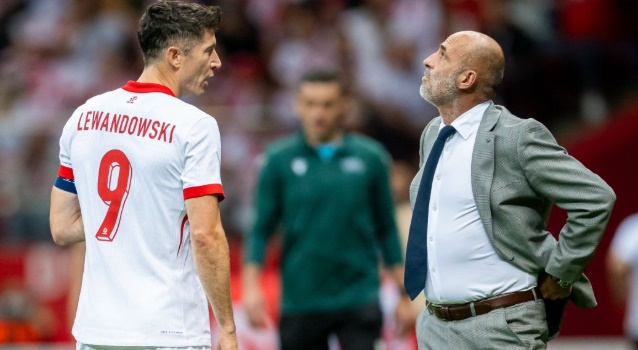 CHÍNH THỨC: HLV Ba Lan từ chức sau vụ bê bối với Lewandowski