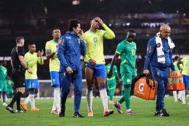 CLB nhận được bồi thường bao nhiêu cho cầu thủ dính “virus FIFA”?