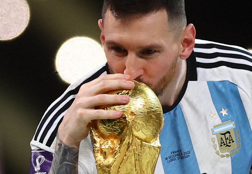 Có một cuộc tranh luận đã khép lại khi Messi nâng cúp vàng World Cup
