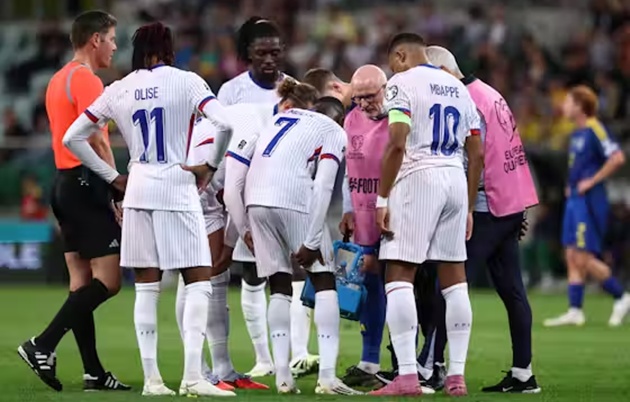 Deschamps đối mặt chỉ trích từ PSG sau chấn thương của Dembele