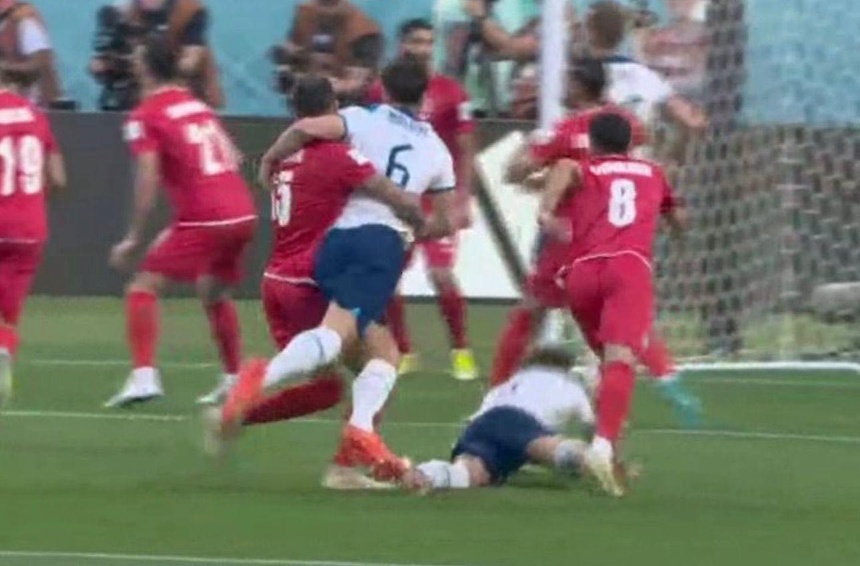 Hai quyết định tranh cãi của trọng tài trận Anh gặp Iran