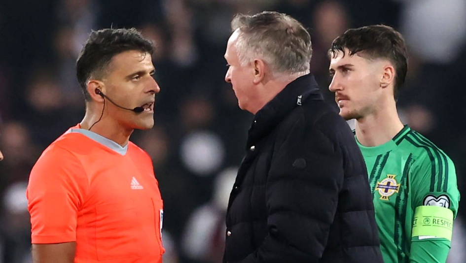 HLV Bắc Ireland bức xúc, tố cầu thủ Đức ”diễn kịch” câu giờ