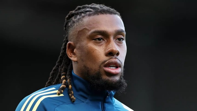 Iwobi chia sẻ chỗ ở trên tuyển Nigeria, fan tranh cãi dữ dội