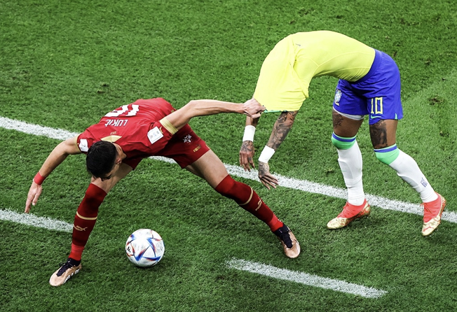 Lý do Neymar cởi áo trong trận nhưng không bị phạt thẻ vàng