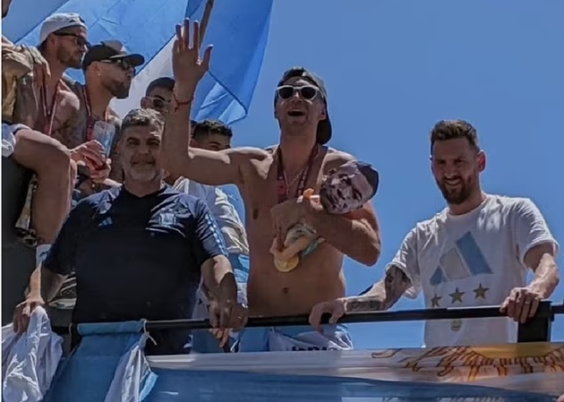 Nhạo báng Mbappe, Emi Martinez khiến chủ tịch Pháp sôi máu