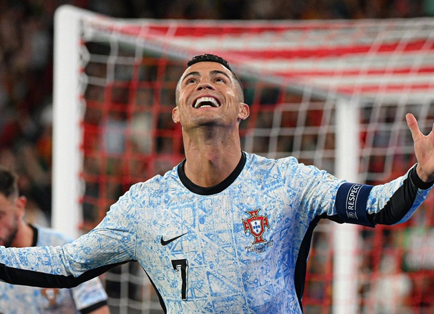 Ronaldo lập cú đúp, Bồ Đào Nha hủy diệt Armenia