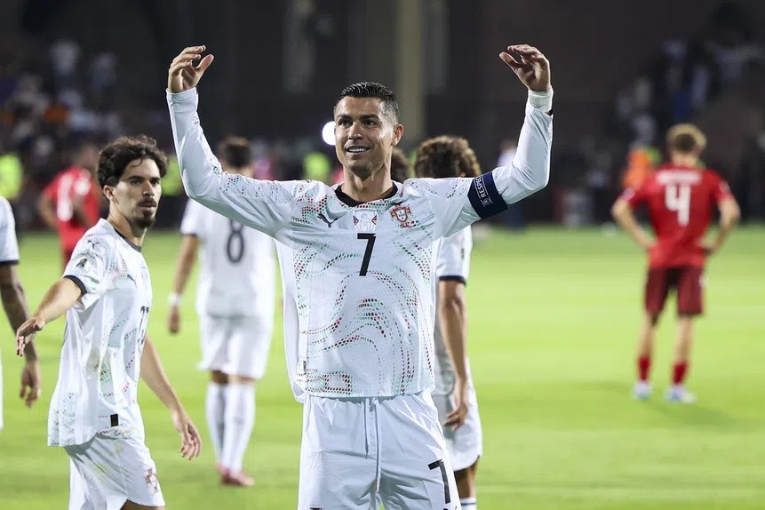 Ronaldo vượt Messi, chỉ cách kỷ lục 1 bàn
