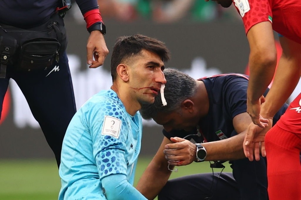 Rủi ro khi cho thủ môn Iran vào sân sau va chạm mạnh ở đầu