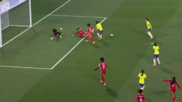 Sao nữ Brazil giật gót kiến tạo, táo bạo không khác Neymar