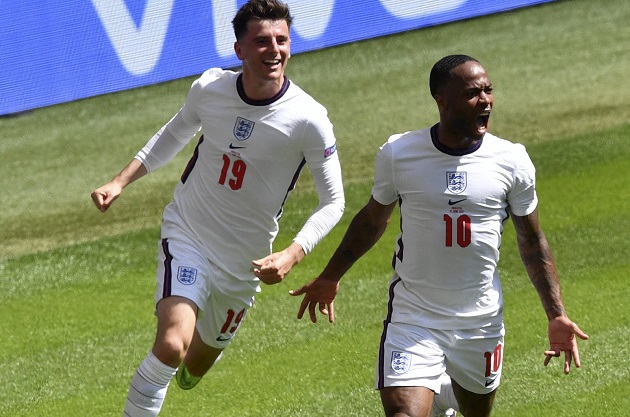 Sterling ‘ngả mũ’ với Mason Mount