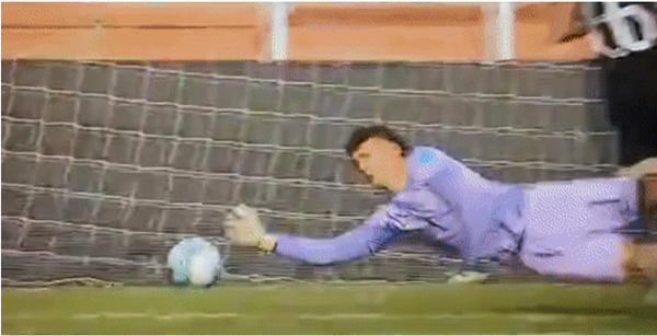 Thủ môn mắc sai lầm ngớ ngẩn khiến đội nhà bị loại ở U20 World Cup