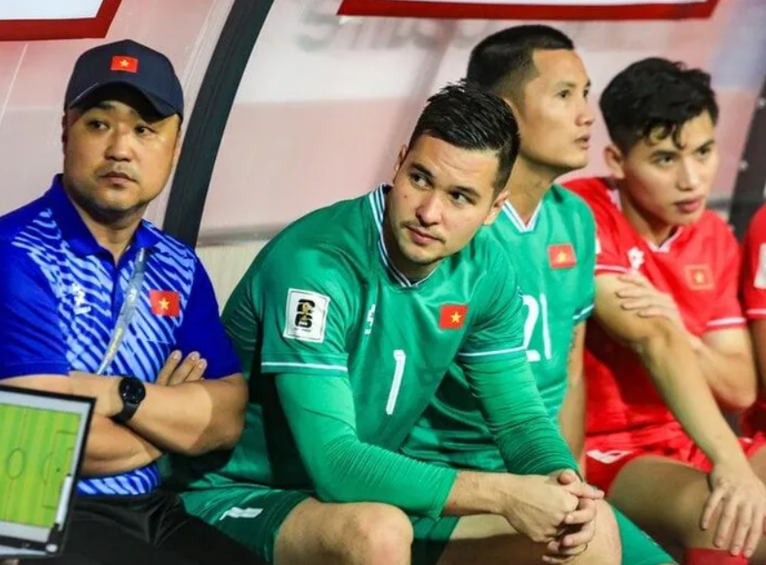 Vì sao Văn Lâm được bắt chính thay vì Nguyễn Filip?