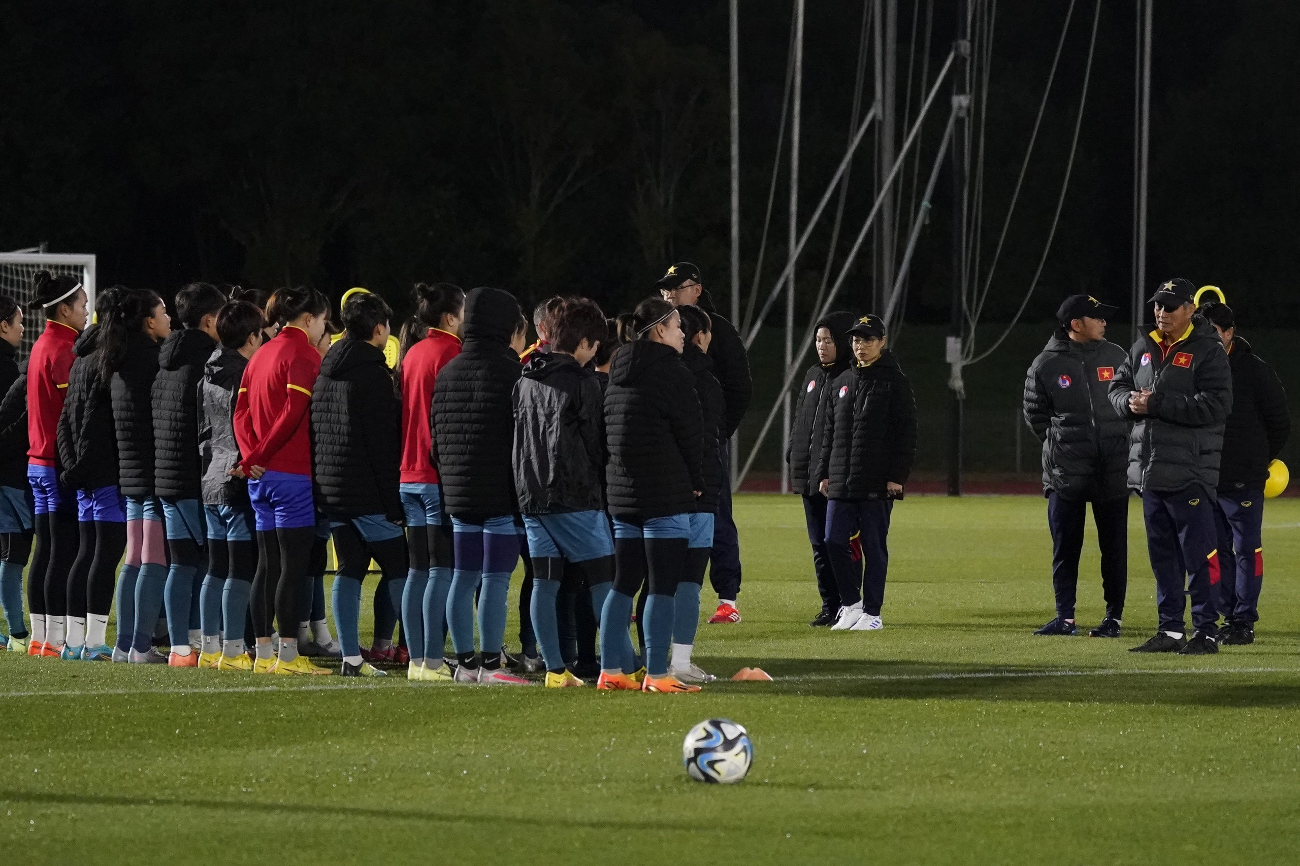 Xúc động hình ảnh buổi tập cuối của tuyển nữ Việt Nam ở World Cup