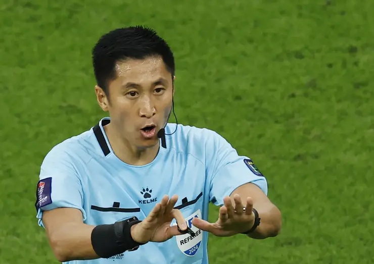 Báo Indonesia chỉ ra 3 quyết định đáng ngờ của trọng tài Trung Quốc