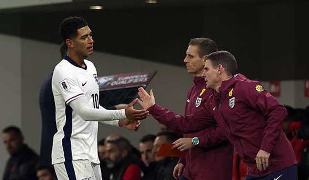 Bực bội khi rời sân, Bellingham nhận cảnh báo từ Tuchel