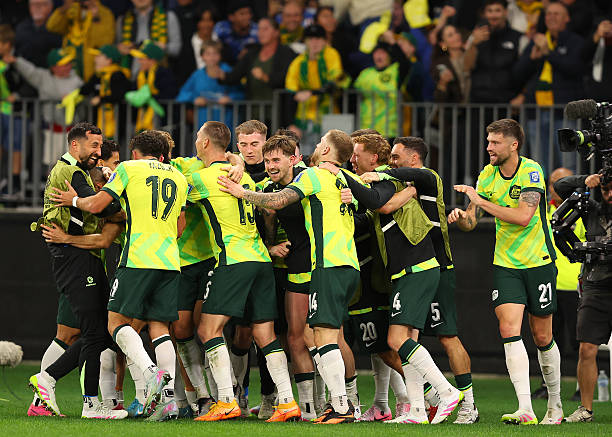 Bùng nổ phút 90, Australia chấm dứt mạch bất bại của Nhật Bản