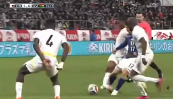 Cầu thủ Nhật Bản sút gãy chân ngôi sao người Ghana