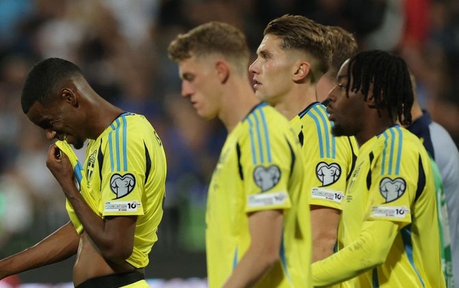 Isak và Gyokeres không tung nổi cú sút trúng đích cho Thụy Điển